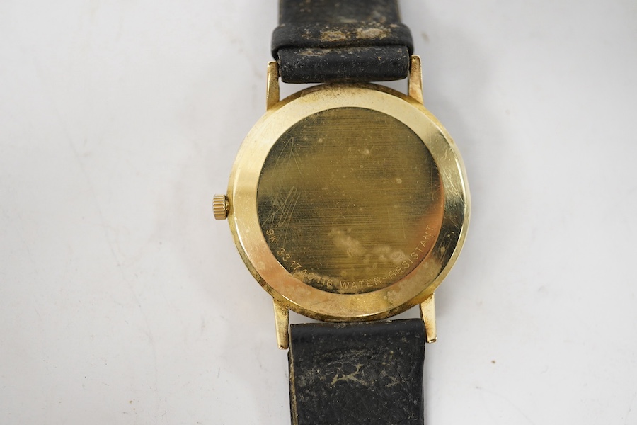 A gentleman's 9k Zenith quartz wrist watch, with baton numerals and date aperture, case diameter 35mm, on an associated leather strap, gross weight 29 grams. Condition - poor to fair